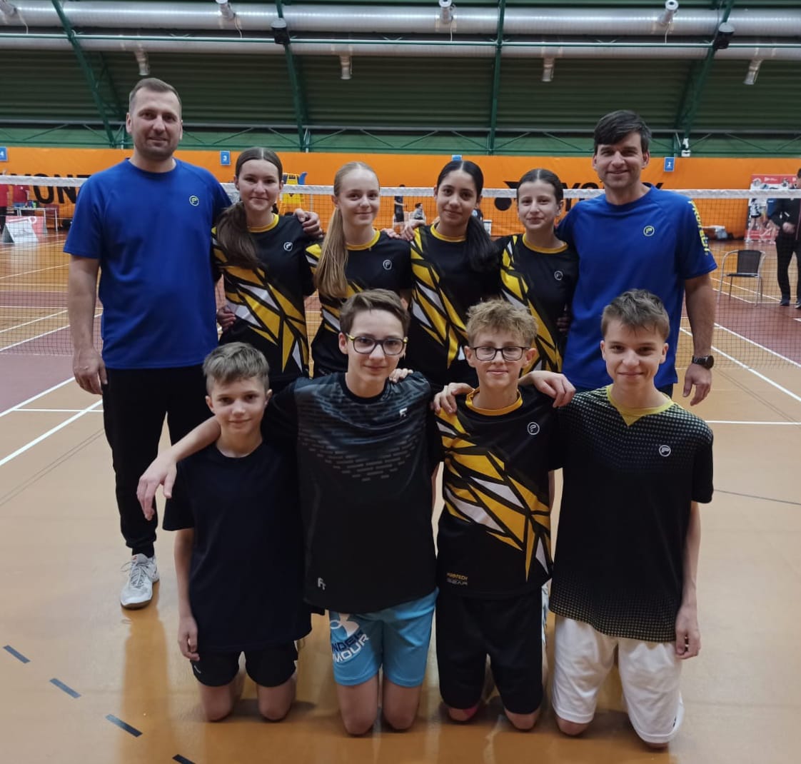 Trenéři a mladí hráči během badmintonové akce