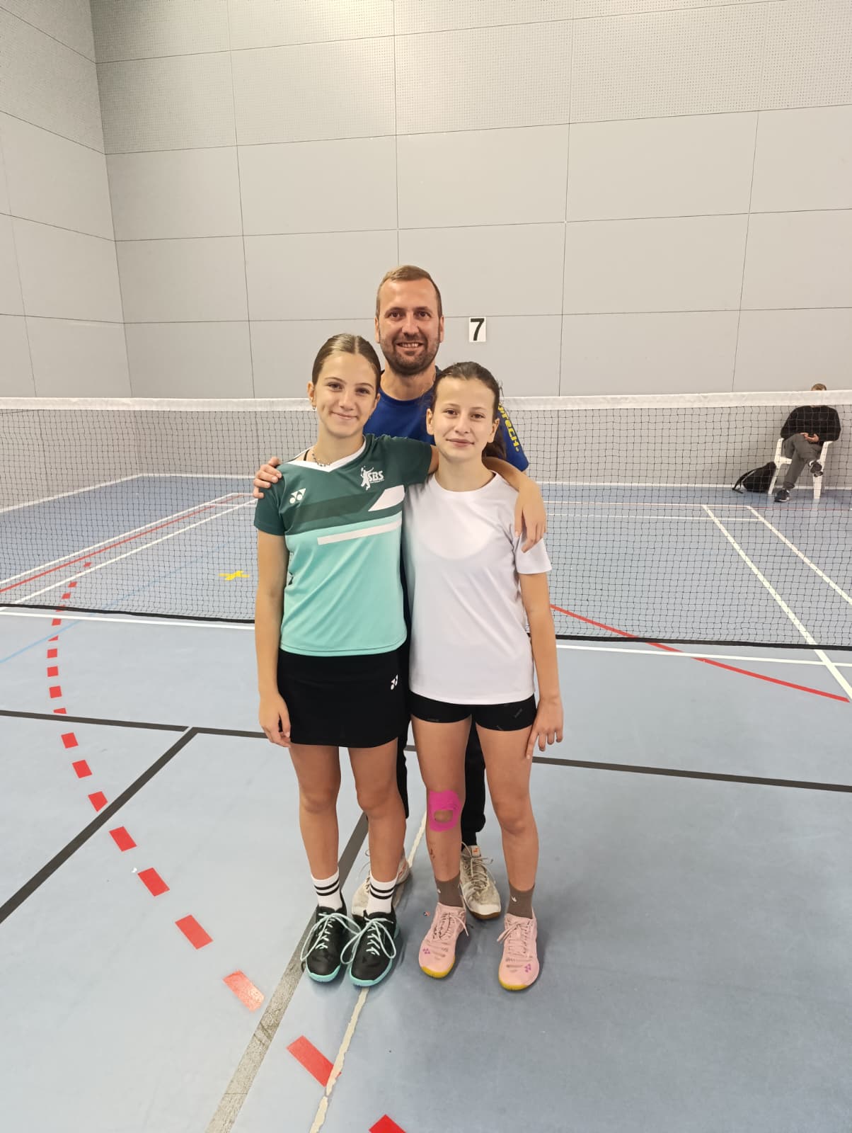 Dušan Hanzelka s mladými hráčkami v badmintonové hale