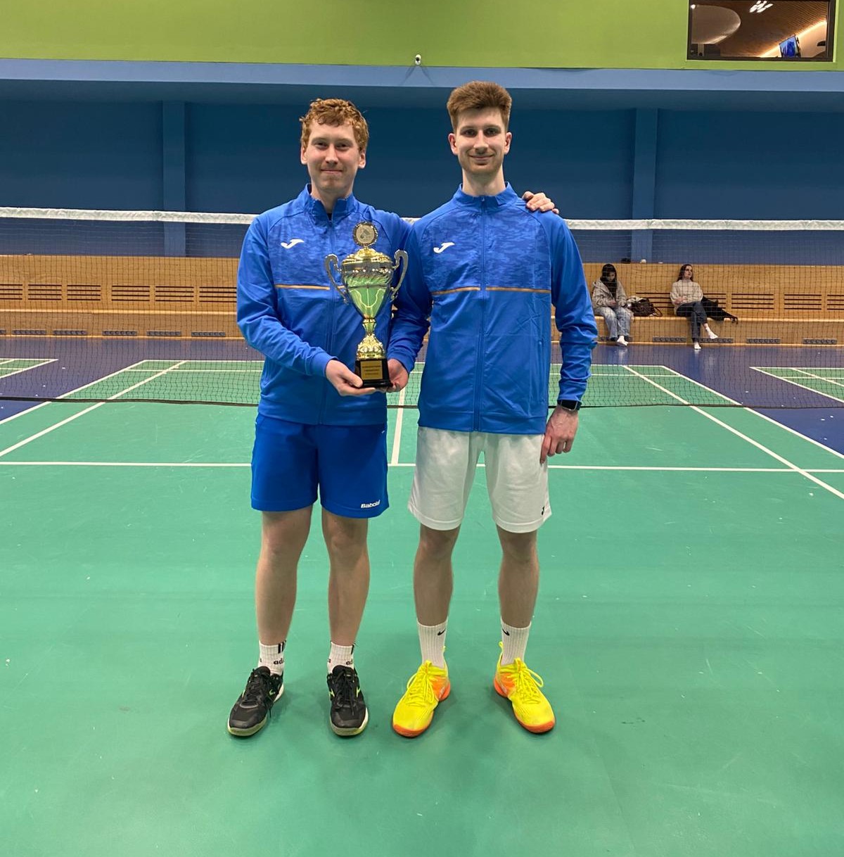 Martin Slíva s pohárem po badmintonovém turnaji