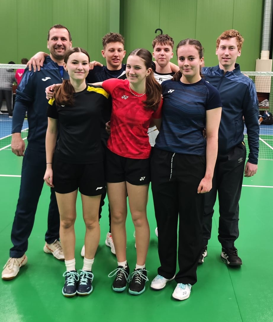 Skupinový badmintonový trénink v Beskydech