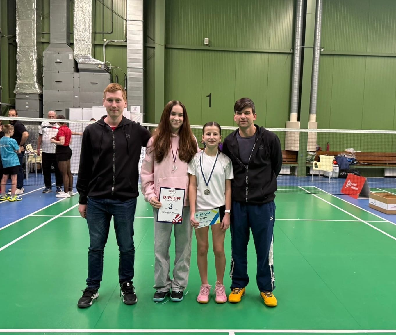 Martin Slíva s mladými badmintonistkami po turnaji